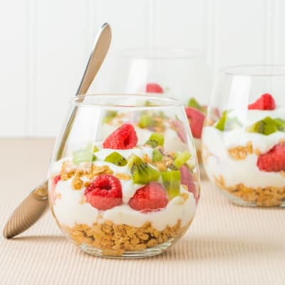 Ein gesundes Frühstück bestehend aus Müsli, Joghurt und Obst.