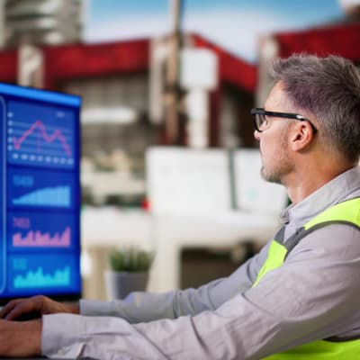Gasautomatisierung mittels Computer. Ingenieuranalyst überwacht die industrielle Produktion.