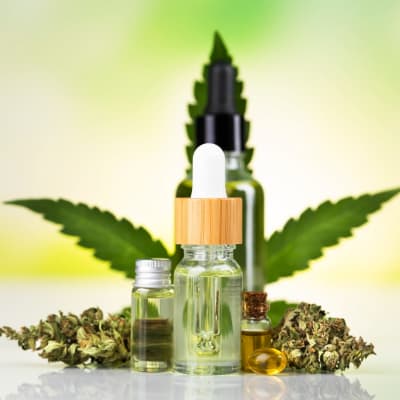  Flaschen mit CBD-Öl, Marihuana und Hanf