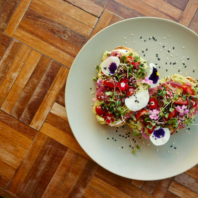 Lecker belegtes Brot mit essbaren Blüten