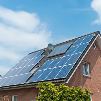 Solarpaneele auf dem Dach eines Hauses