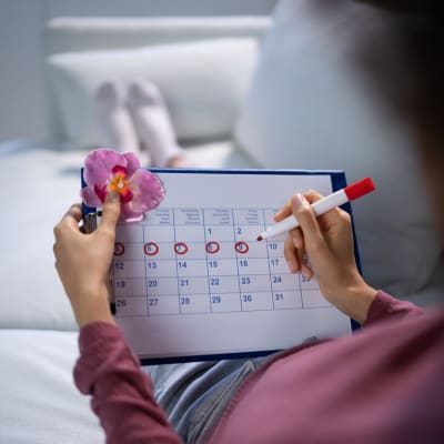 Frau, die einen Periodenkalender verwendet