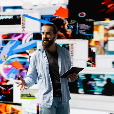 Ein junger Social-Media-Influencer moderiert eine Live-Diskussion vor einem virtuellen Publikum und nutzt dabei visuelle Elemente und User-Experience-Design, um die Sichtbarkeit und Reichweite zu steigern. Aufbau einer Markenstimme in der digitalen Online-Welt.