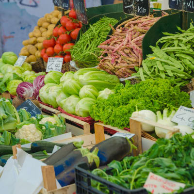 Obst und Gemüse am Marktstand
