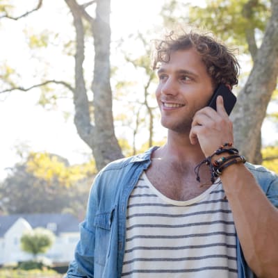 Mann telefoniert im Park