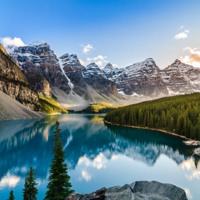  Landschaftsansicht des Moraine Lake und der Bergkette bei Sonnenuntergang in den kanadischen Rocky Mountains