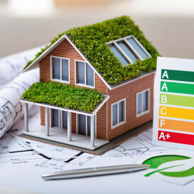 Ein Miniatur-Ökohaus, das fortschrittliche grüne Architektur und innovative Energieeffizienzkonzepte veranschaulicht.