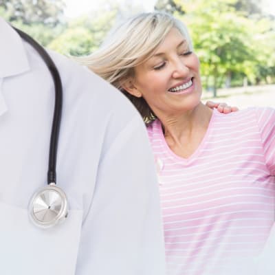Digitale Fotomontage von Arzt und Patientin
