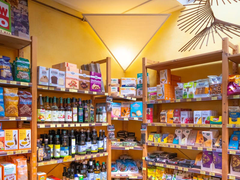 Regale mit Bio-Lebensmitteln, Ölen und Trockenware im Lew Naturkostladen in Prenzlau | © Agentur Reichenberger