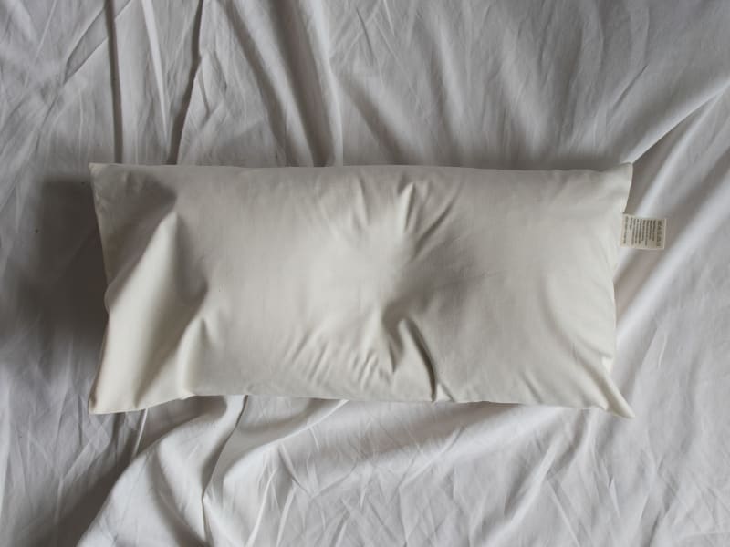Kissenkorner Naturkopfkissen flach liegend auf dem Bett, Ansicht von oben | © Kissenkorner