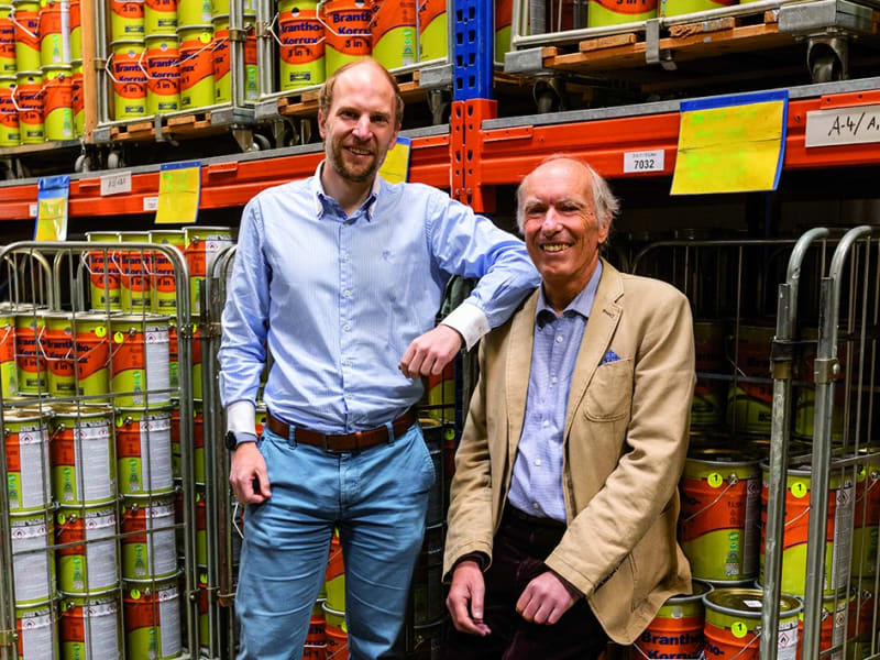 Zwei Generationen der Inhaberfamilie im Lager in Glinde | © BRANTH-CHEMIE