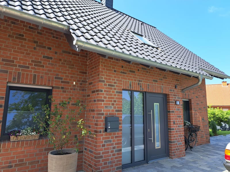 Klinker-Wohnhaus mit modernisiertem Eingangsbereich | © Natürliche Lebensräume Bauplanungsbüro Marx