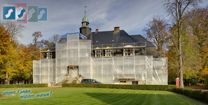 Eingerüstetes denkmalgeschütztes Herrenhaus am See im Kieler Umland während der Fassadensanierung | © Malereibetrieb Jens Struck GmbH