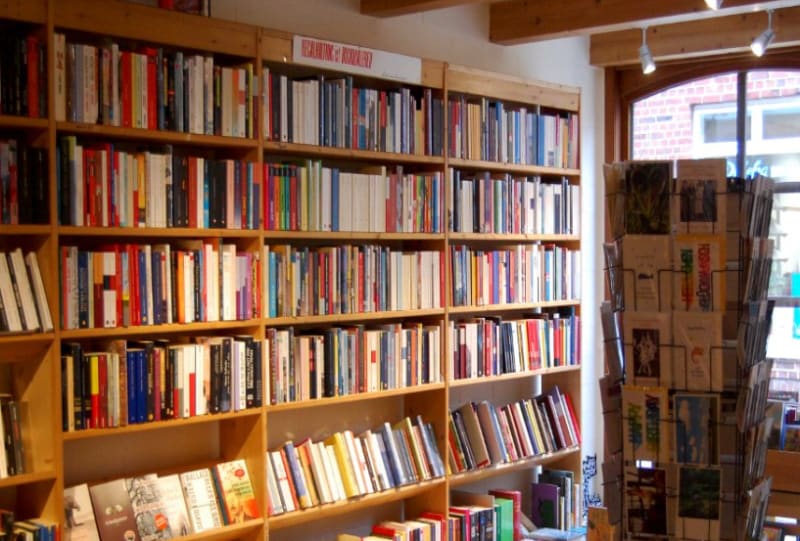 Deckenhohe Holzregale mit literarischem Sortiment im Peter Panter Buchladen in Meldorf | © Peter Panter Buchladen