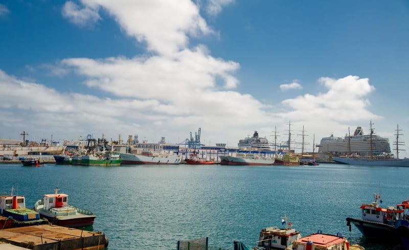 Blick auf den Hafen von Las Palmas, Gran Canaria, mit vielen verschiedenen Passagier- und Frachtschiffen im Hintergrund und Vordergrund