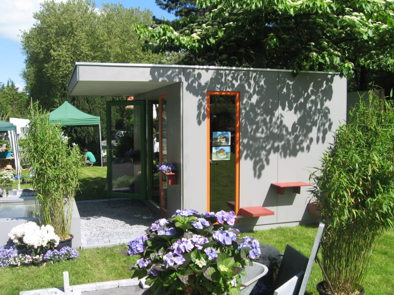 Privatgartenhaus mit Glasfront und überdachtem Eingang | © Rosenthal Holzhaus