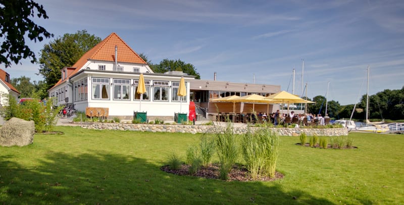 Fährhaus Missunde an der Schlei mit sanierter Fassade, Terrasse und Garten | © Malereibetrieb Jens Struck GmbH