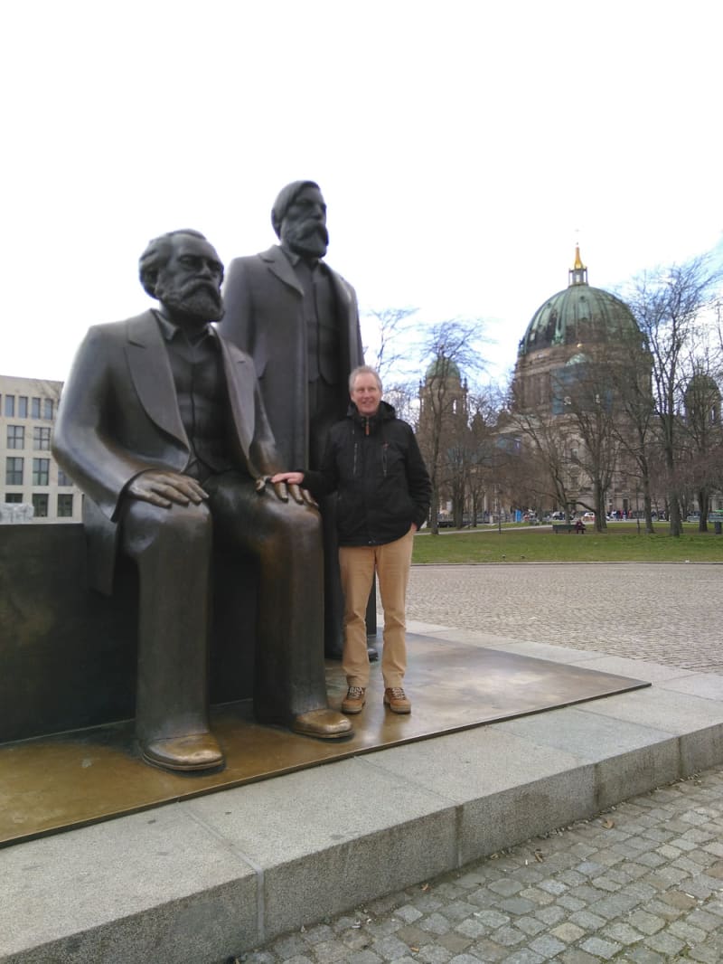 Norbert Marx am Marx-Engels-Denkmal: Namensvetter mit eigenem Programm | © Natürliche Lebensräume Bauplanungsbüro Marx