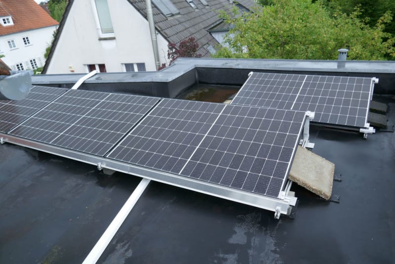 Flachdach-Photovoltaik mit Aufständerung, geplant vom Büro Marx | © Natürliche Lebensräume Bauplanungsbüro Marx