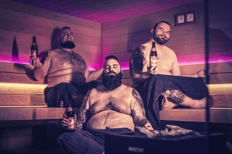 Rockhotel Gäste mit Bier in der Sauna