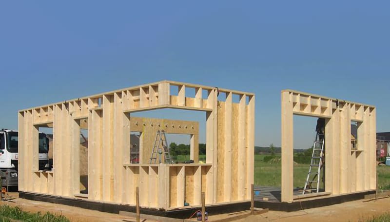 Holzrahmenbau im Rohbau: vorgefertigte Wandelemente aus der eigenen Zimmerei | © Rosenthal Holzhaus