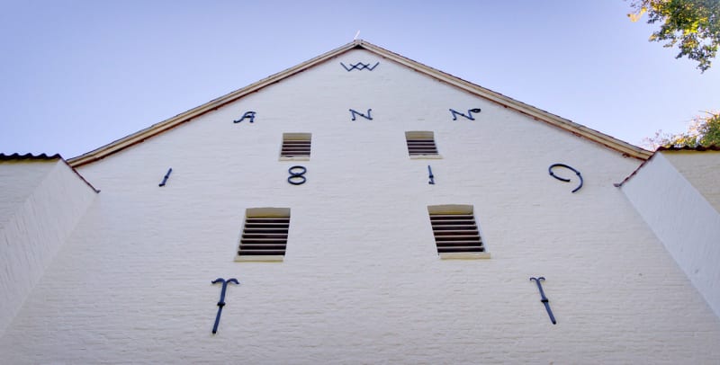 Weiß gekalkter Giebel der Kirche in Sieseby an der Schlei mit schmiedeeiserner Jahreszahl nach der Fassadensanierung | © Malereibetrieb Jens Struck GmbH