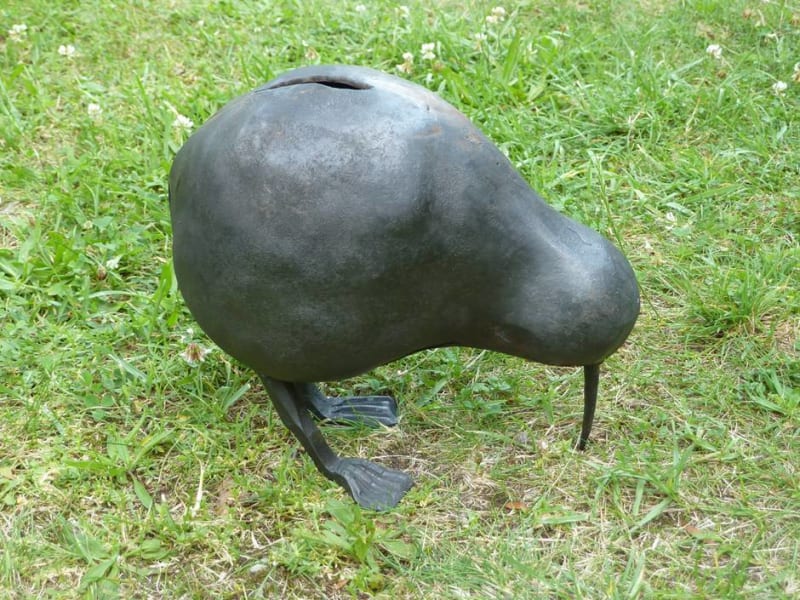 Kleinplastik Kiwi aus geschmiedetem Stahl auf einer Wiese, mit Münzschlitz als Sparbüchse | © Hofschmiede Dahlem (Fotos: Mike Wolff, Torsten Theel)