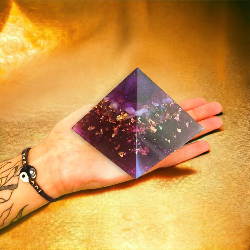 Orgonit Pyramid Magic Stone Violet | © ArtisanGifts