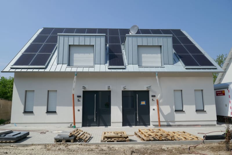 Neubau-Doppelhaus mit Dach-Photovoltaik in der Bauphase | © Natürliche Lebensräume Bauplanungsbüro Marx
