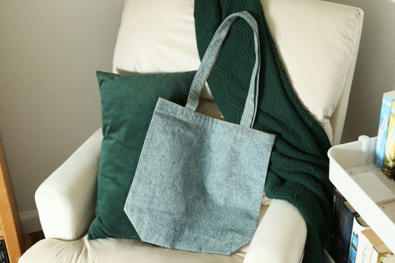 Stofftasche in hellblau auf Sessel