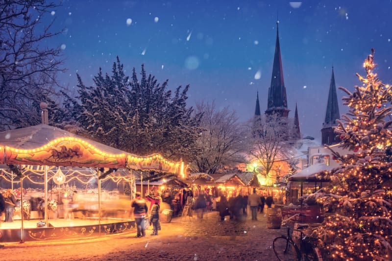 Weihnachtsmarkt mit Schnee