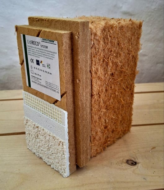 Musterstück eines Holzfaser-Dämmsystems mit Armierungsgewebe und heller Putzschicht | © Ökologisch Naturbaustoffe GmbH