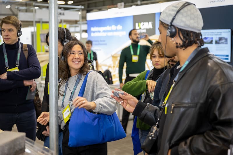 Messebesucher im Austausch