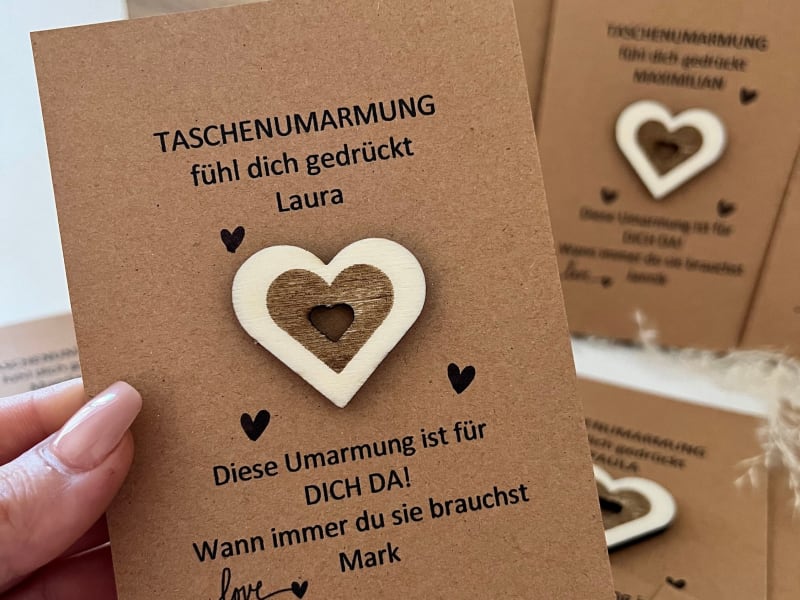 Glücksbringer personalisiert: Taschenumarmung Holzherz | © Tgkreativ