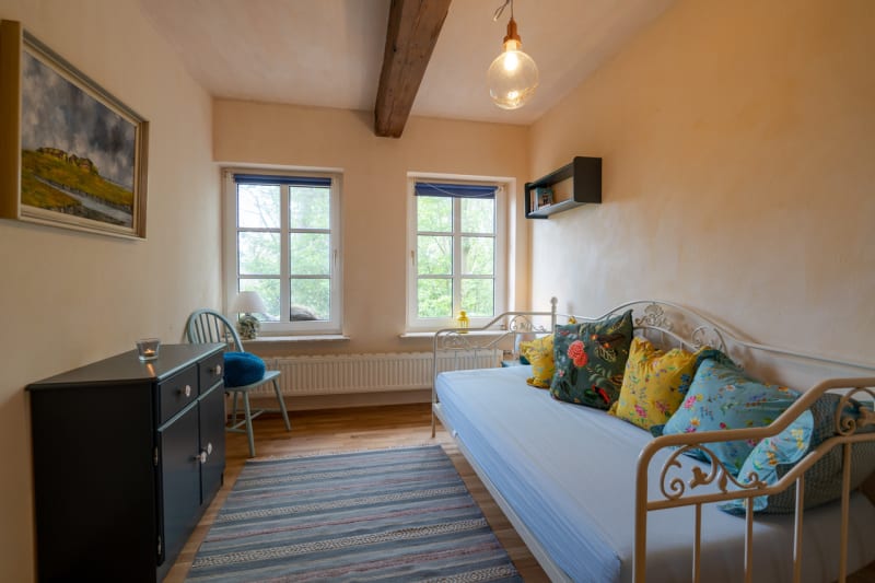 Zweiter Schlafraum der Ferienwohnung Rüm Hard mit Tagesbett | © Hof Edenswarf - Fotograf Sören Lang