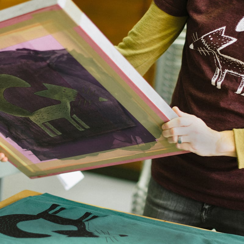 Cmig Siebdruck – Fuchs-Illustration wird von Hand auf ein T-Shirt gedruckt | © © Cmig, Charlotte und Christoph Sörman GbR