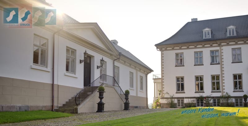 Frisch sanierte helle Fassaden von Herrenhaus und Kavalierhaus auf Gut Bothkamp südlich von Kiel | © Malereibetrieb Jens Struck GmbH