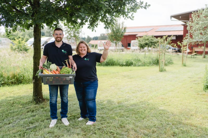 Die Geschäftsführung Melanie Hogrefe und Stefan Dankenbring mit einer Biokiste vor dem Betrieb in Dörverden | © Das Gemüseabo GmbH