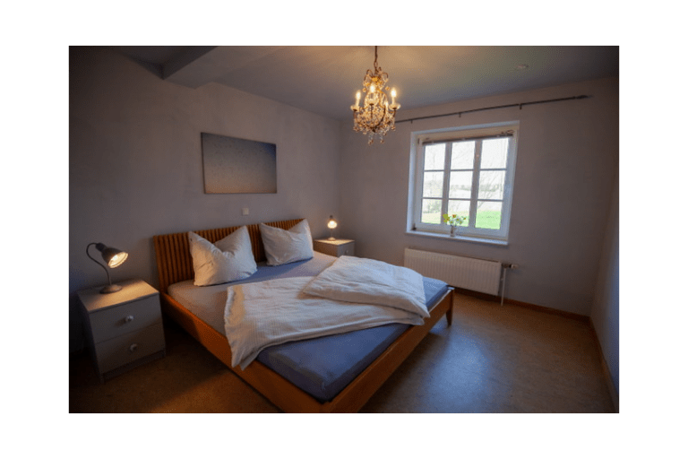 Weiteres Schlafzimmer in der Ferienwohnung Schwalbennest mit Blick ins Grüne | © Hof Edenswarf - Jörg Backsen