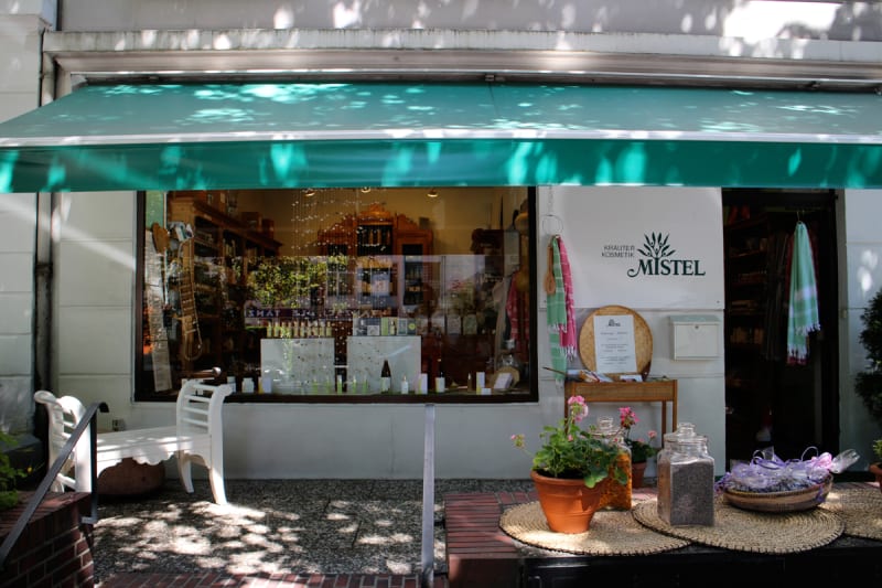 Frontalsicht Schaufenster Kaufhaus Mistel | © MISTEL Kräuter Kosmetik GbR