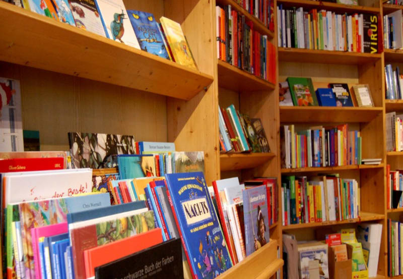 Bücherregale im Peter Panter Buchladen mit kuratierter Auswahl an Belletristik, Sachbüchern und Bildbänden | © Peter Panter Buchladen