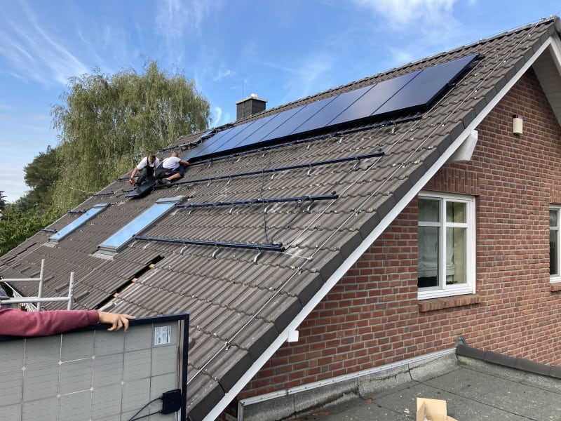 Referenz: PV-Anlage auf einem Betonziegeldach in Berlin Kaulsdorf | © SolarstromBerlin