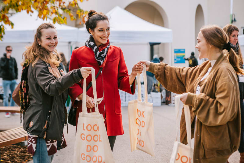 Damen tauschen Taschen bei der GWT