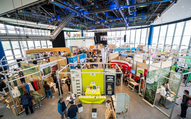 Messetreiben in der Musik- und Kongreßhalle Lübeck