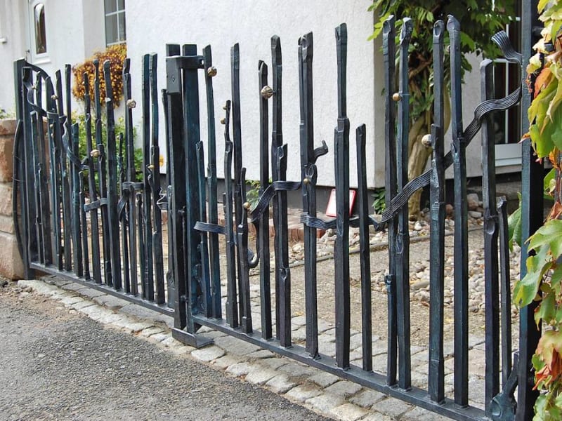 Zweiflügeliges Tor mit Pforte in Schmiedetechnik: unregelmäßige Stäbe aus Stahl mit Früchten aus Bronze | © Hofschmiede Dahlem (Fotos: Mike Wolff, Torsten Theel)