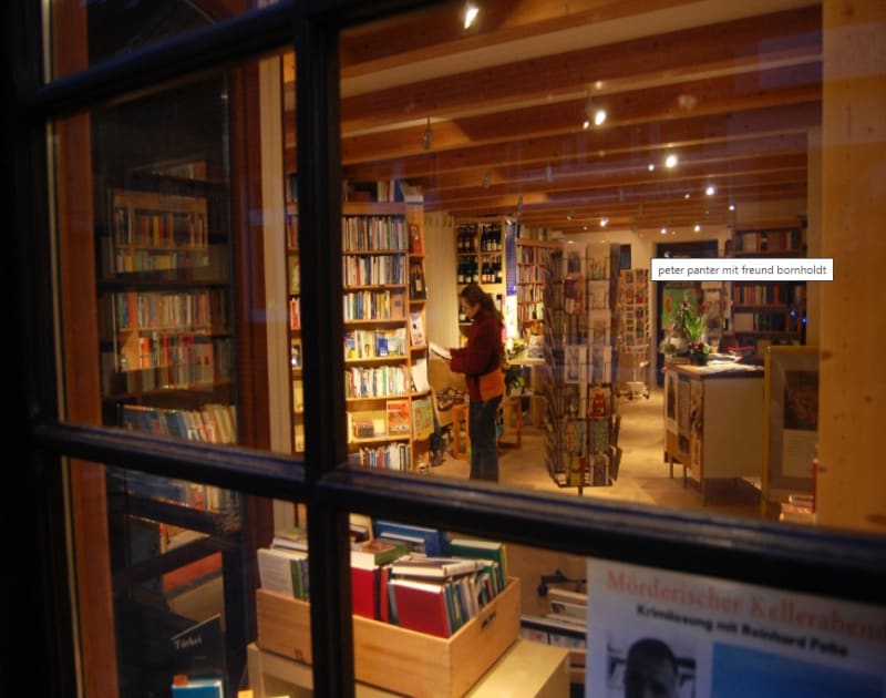 Innenraum des Peter Panter Buchladens mit Holzdecke und offenen Bücherregalen | © Peter Panter Buchladen