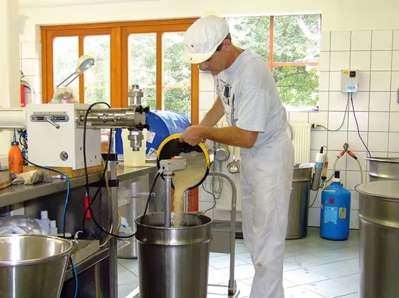Herstellung der Naturkosmetik in kleinen Chargen in der Manufaktur | © GRÜNE MÜHLE Naturkosmetik®
