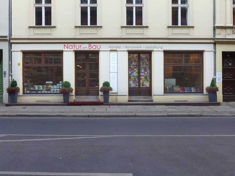 Schaufensterfront von Natur am Bau in der Tucholskystraße in Berlin-Mitte | © Natur am Bau