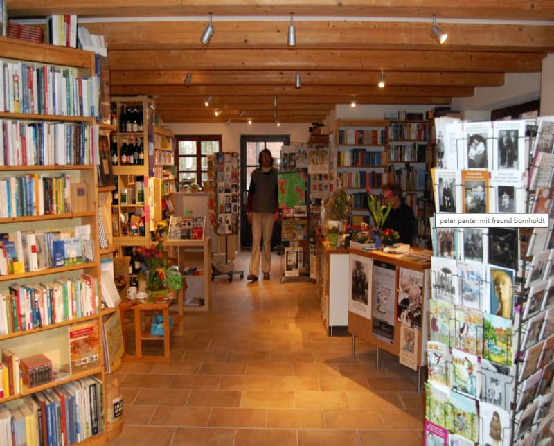 Verkaufsraum des Peter Panter Buchladens mit Büchertischen und persönlicher Beratung vor Ort | © Peter Panter Buchladen