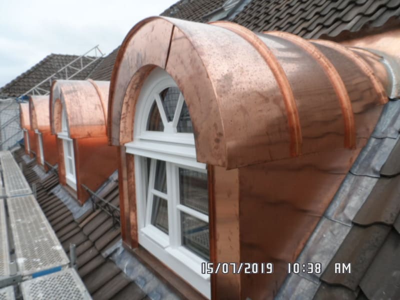 Kupfergedeckte Dachgaube: handwerkliches Detail einer Dachsanierung | © Natürliche Lebensräume Bauplanungsbüro Marx